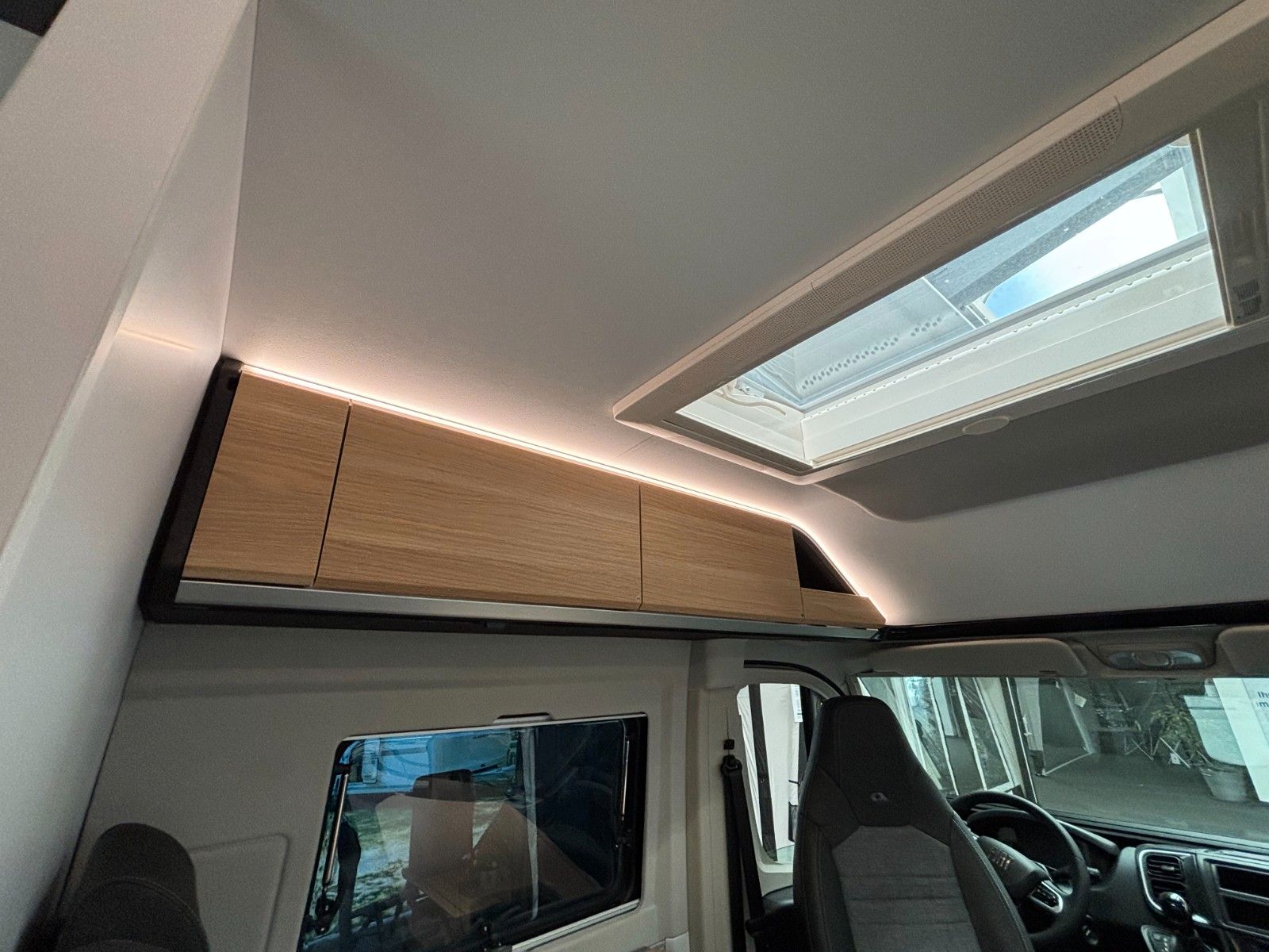 Adria Twin 640 SGX White Edition
