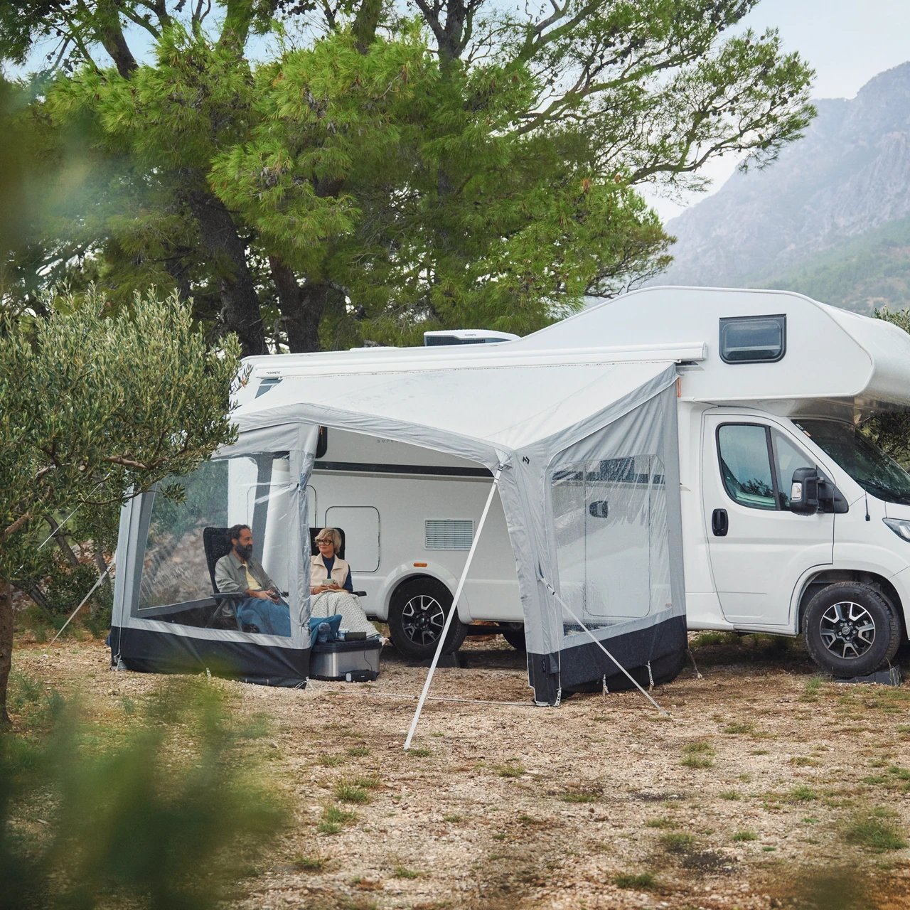 Am Reisemobil bildet das Vordach mit transparenten Fensterwänden einen geschützten Außenbereich.