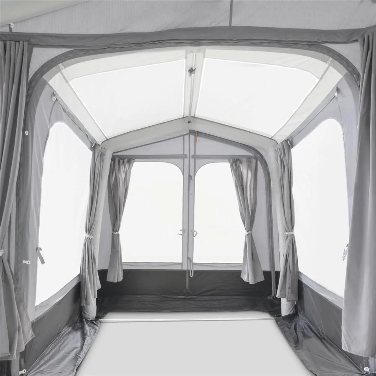 Innenansicht des Anbaus für Dometic Residence AIR Tour, heller Raum mit großen Fensterflächen und umlaufenden Vorhängen