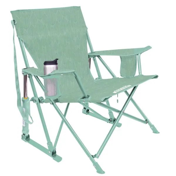 Mintfarbener GCI Kickback Rocker mit hohem Rücken, Armlehnen, Getränkehalter und klappbarem Gestell für bequemes Schaukeln auf dem Campingplatz.