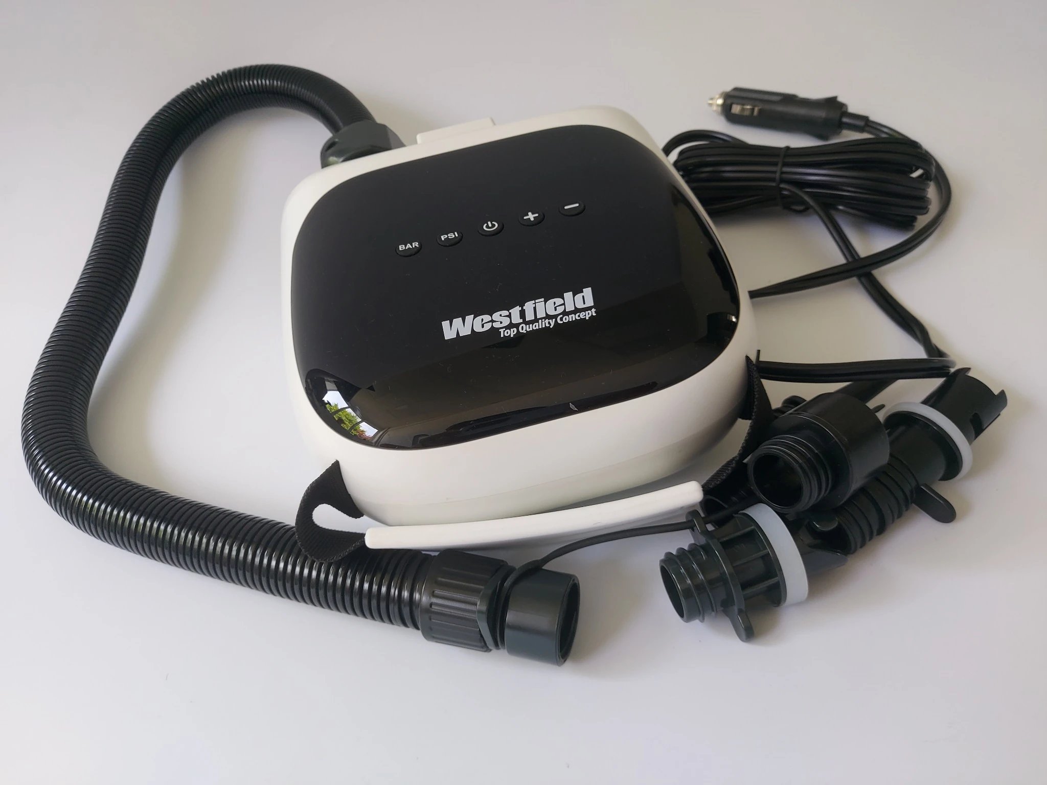 Westfield elektrische Luftpumpe mit Schlauch, 12-V-Stecker und mehreren Ventiladaptern als kompletter Lieferumfang.