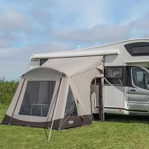 Telta Spirit 290 Vorzelt seitlich am Wohnmobil aufgebaut mit großen Fensterflächen und stabiler Abspannung