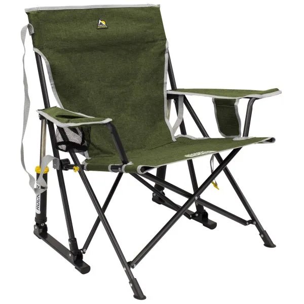 Olivgrüner GCI Kickback Rocker mit schwarzem Klappgestell, Armlehnen, Getränkehalter, Tragegurt und Rocker-Füßen für leichtes Schaukeln beim Camping.