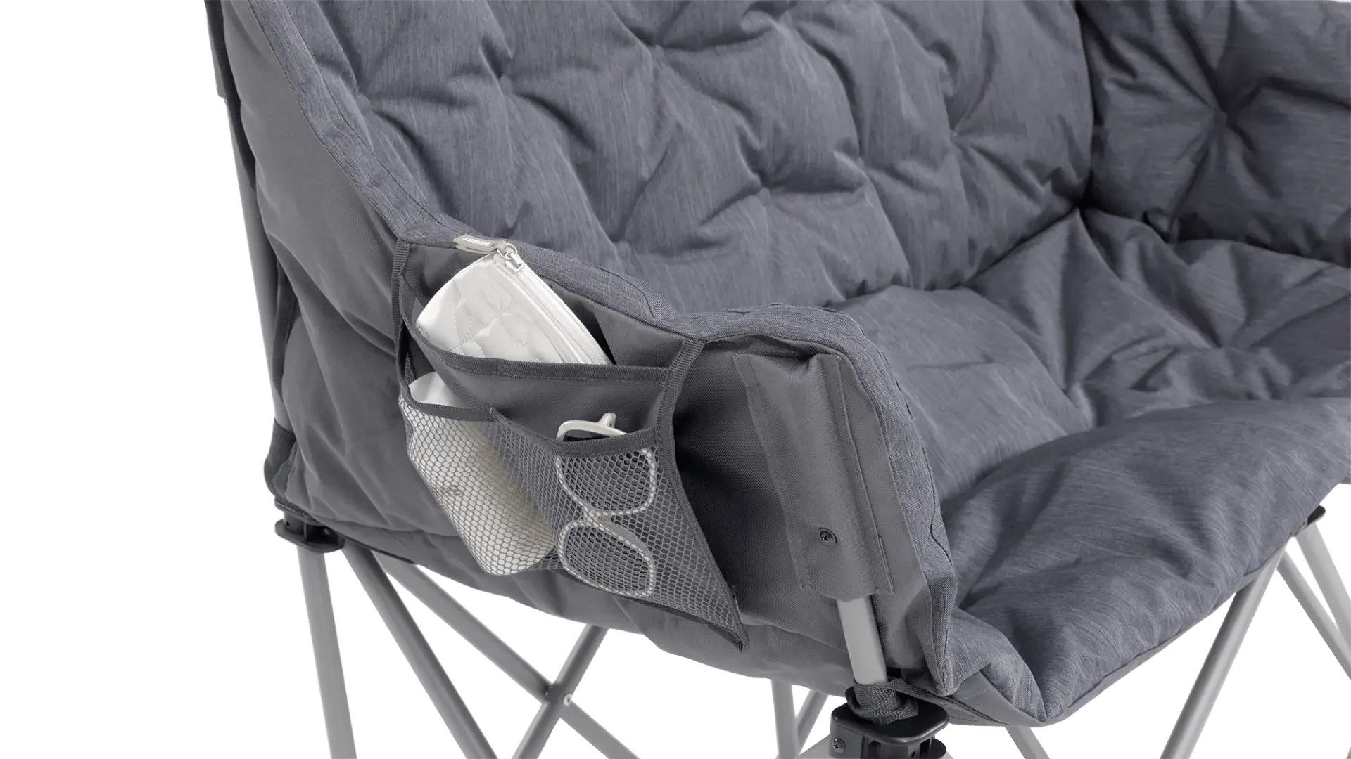 Am Outwell Sardis Lake Sofa befinden sich seitliche Aufbewahrungsfächer für Brille, Buch oder Zubehör.