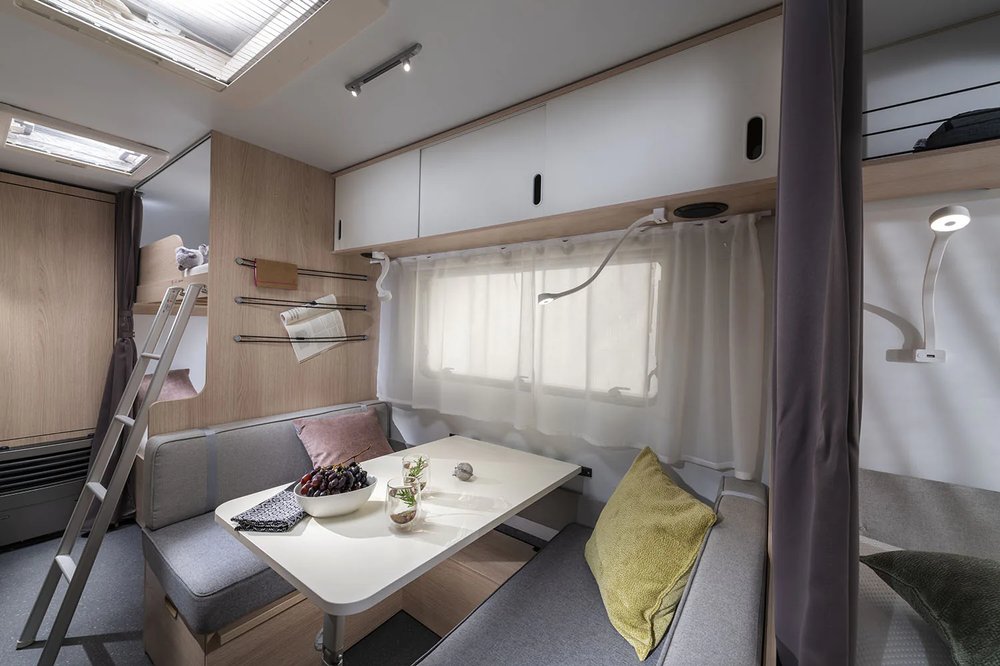 Adria Aviva 522 PT - Wohnbereich und Sitzecke