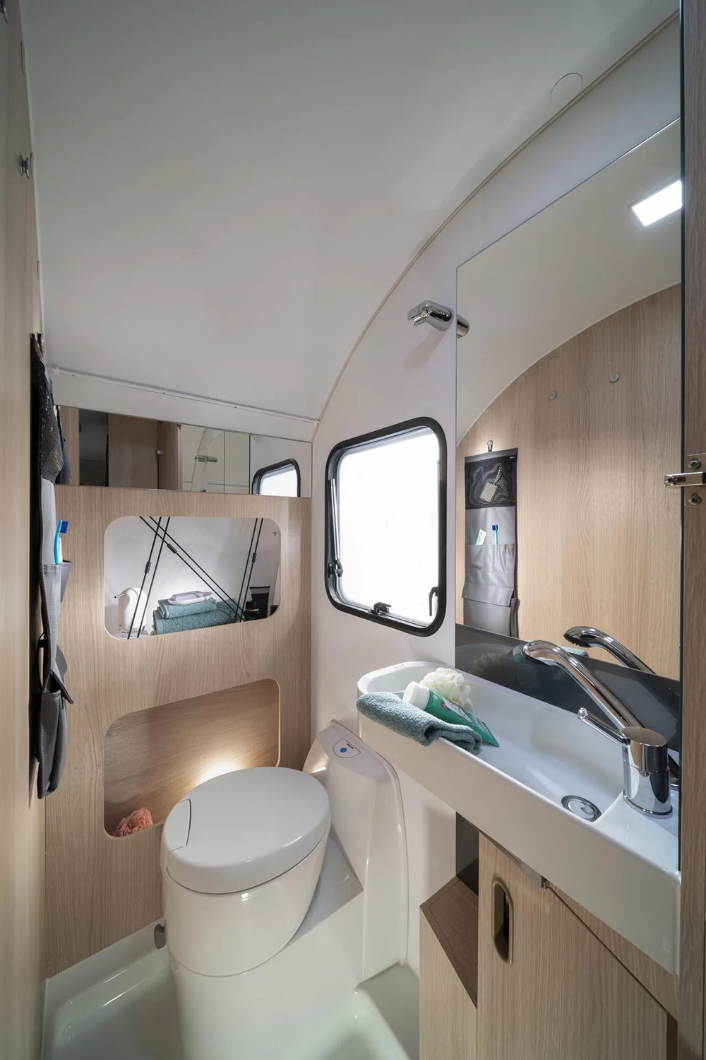 Adria Aviva 472 PK - Kompaktes Badezimmer vollständig eingerichtet