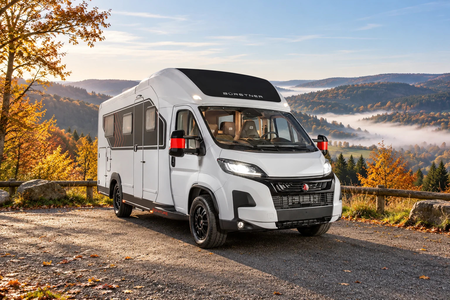 Bürstner Signature Fiat an einem Aussichtspunkt über einem nebligen Tal im Herbst
