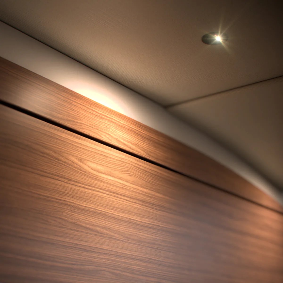Warme LED-Lichtleiste unter dem Holzdachschrank im Bürstner Signature Fiat, daneben ein Deckenspot