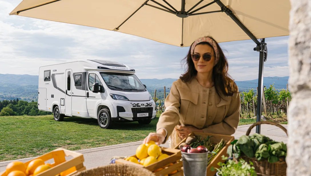 Adria Compact 2027 - kompaktes Wohnmobil im Freien an einem sonnigen Tag