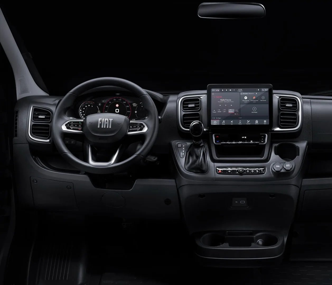 Fiat Ducato Cockpit als Basisfahrzeug des Adria Coral, mit FIAT-Lenkrad und großem Hochkant-Touchscreen