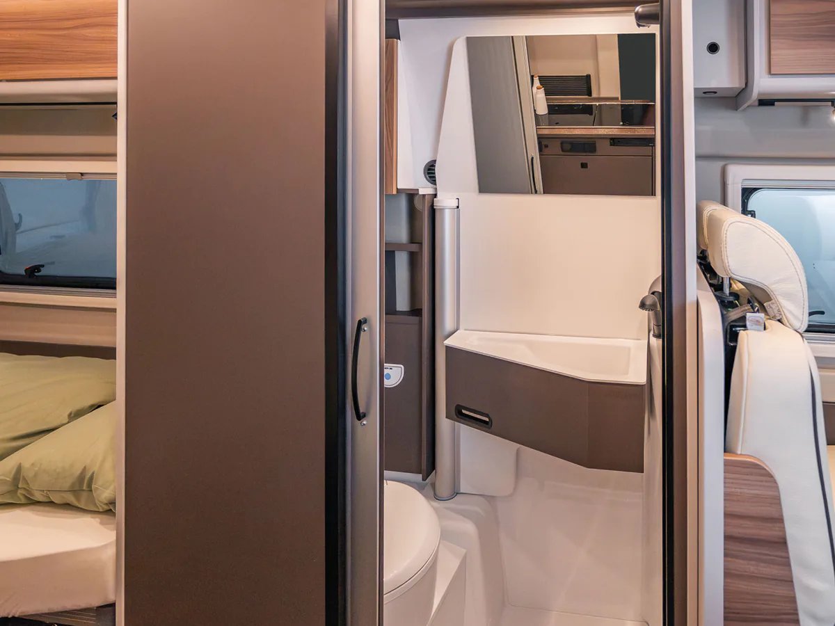Variobad im Bürstner B66 Camper Van im Waschmodus, Klappwaschbecken über der Kassettentoilette mit Spiegel darüber