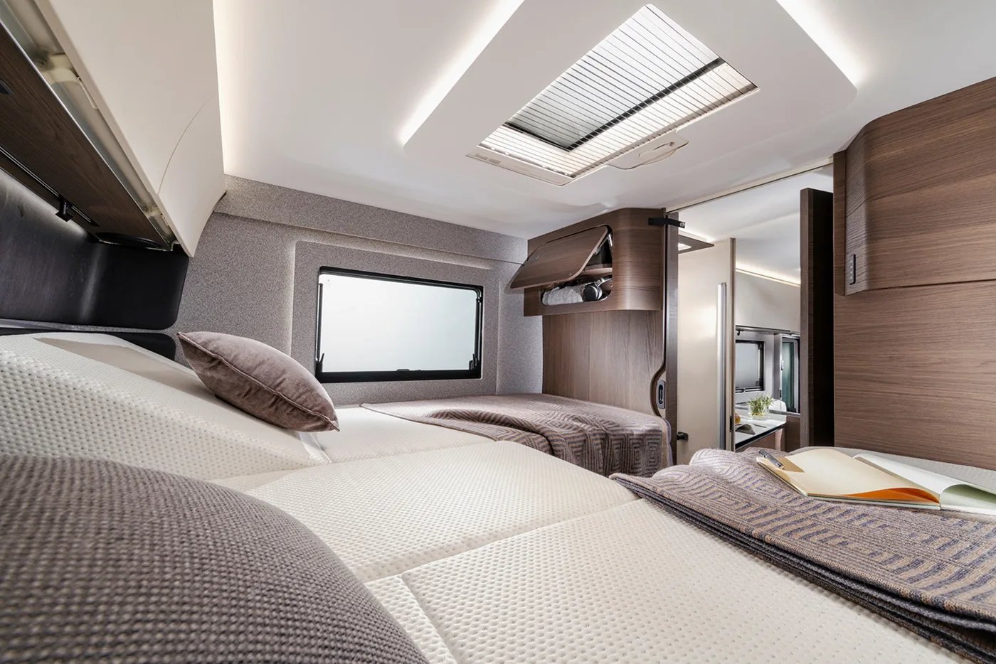 Adria Supersonic 2026 - Master-Suite mit Doppelbett und gestepptem Kopfteil