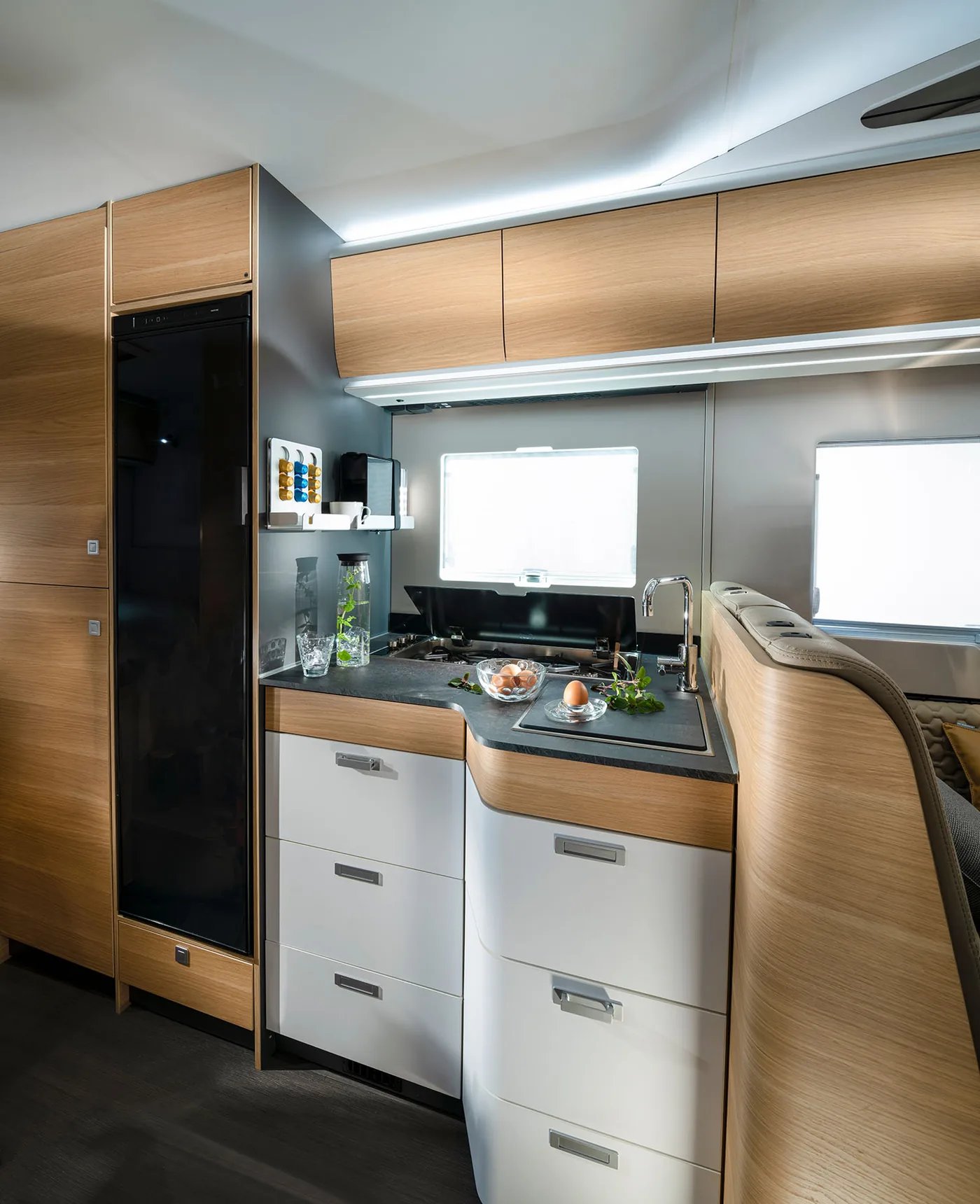 Adria Coral XL 2026 - Küche mit Kochfeld, integrierter Spüle und Eichenholz-Dekor