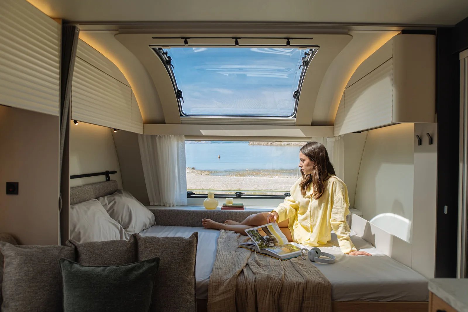 Schlafbereich im Adria Adora mit geöffnetem Panorama-Dachfenster und Meerblick