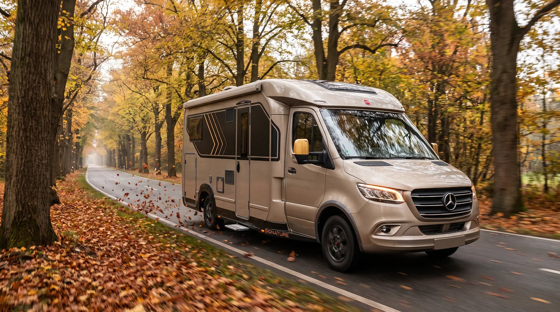 Bürstner Signature Mercedes in Fahrt durch eine Baumallee im Oktober, Herbstlaub wirbelt über den Asphalt