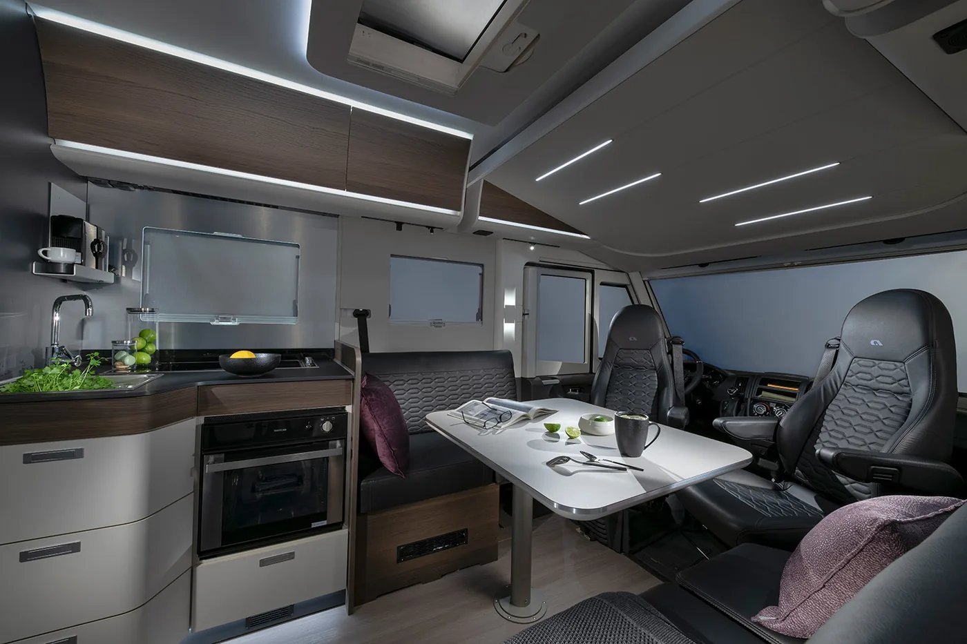 Adria Sonic 2026 - Wohnraum bei Nacht mit Ambientelicht und LED-Spots