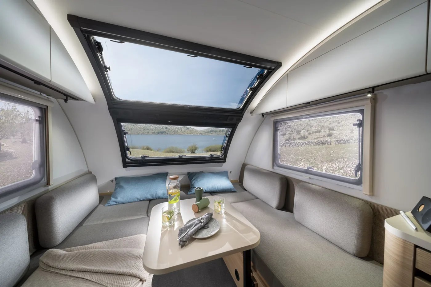 Adria Action 391 LH - Wohnbereich mit Sitzgruppe