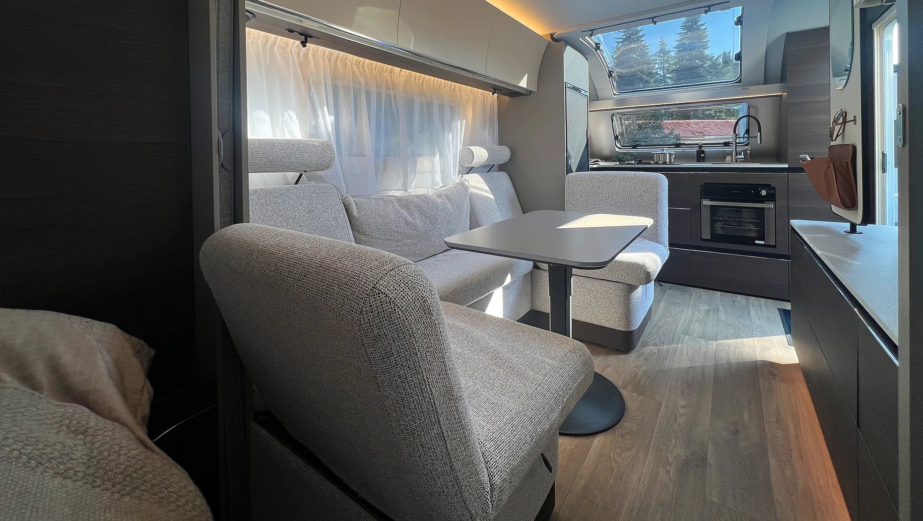 ADRIA Signature Lounge im Adria Alpina 2027, umwandelbares Lounge-Modul zum Sitzen und Schlafen