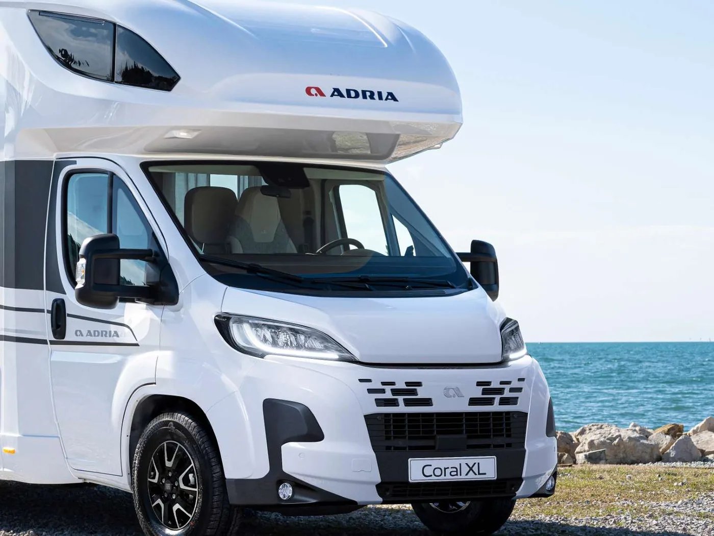 Adria Coral XL 2026 - Nahaufnahme der Front mit Alkoven-Schriftzug und Kennzeichen