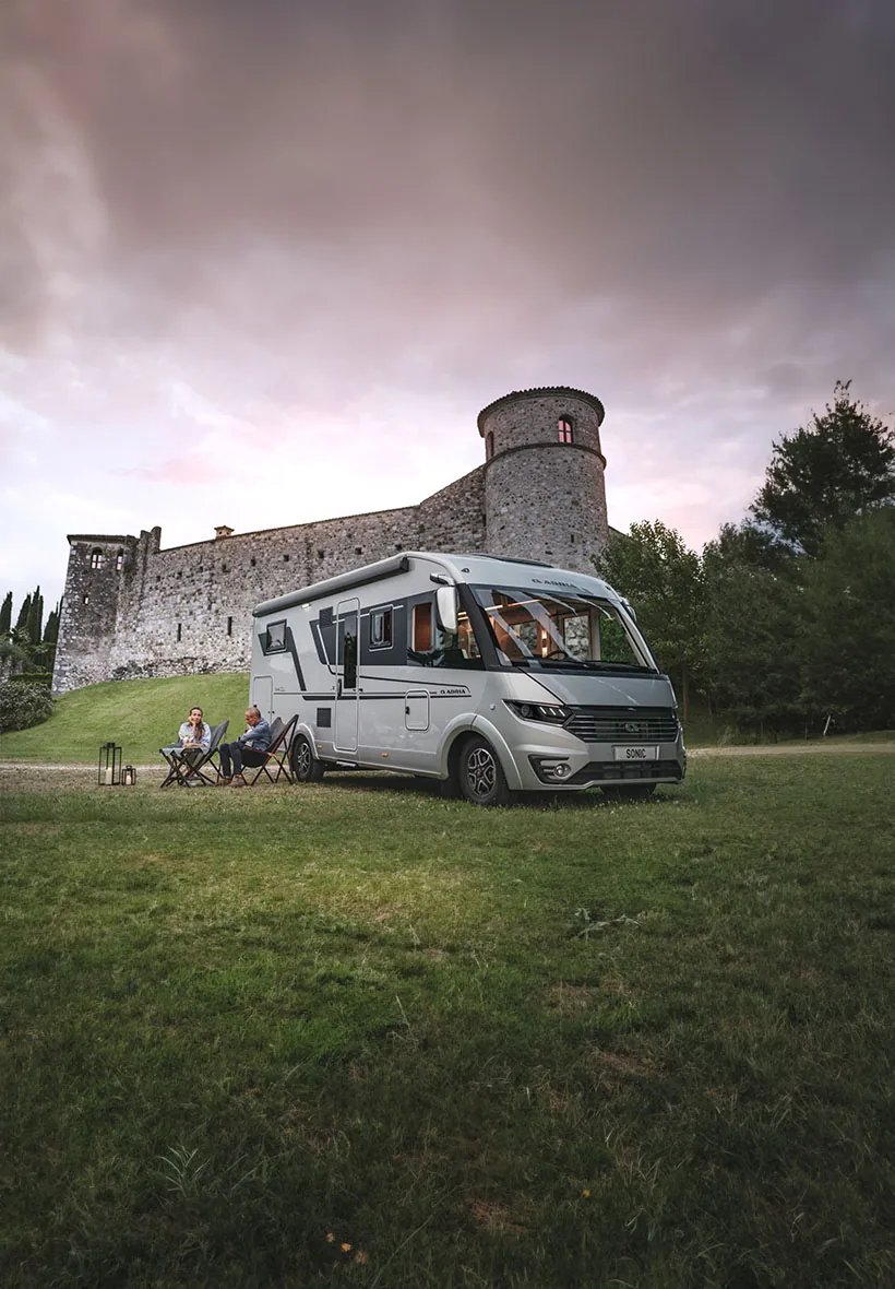 Adria Sonic 2026 - Seitenansicht in der Abenddämmerung mit Blick auf Dachfenster, Seitenfenster und Eingangstür