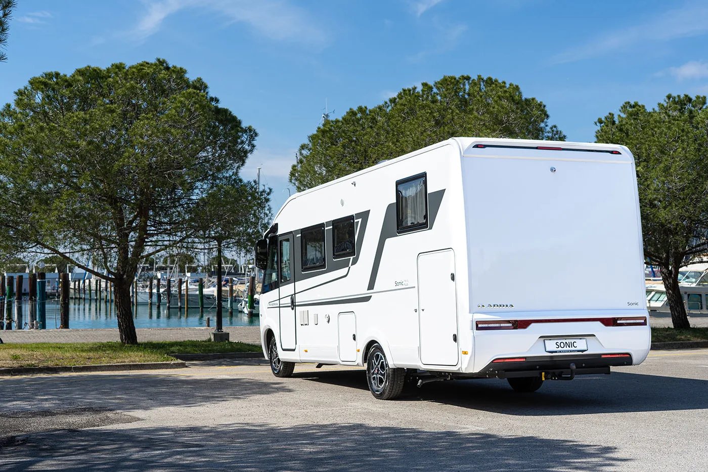 Adria Sonic 2026 - Heckansicht mit Spoiler, LED-Rückleuchten und Garagenklappe