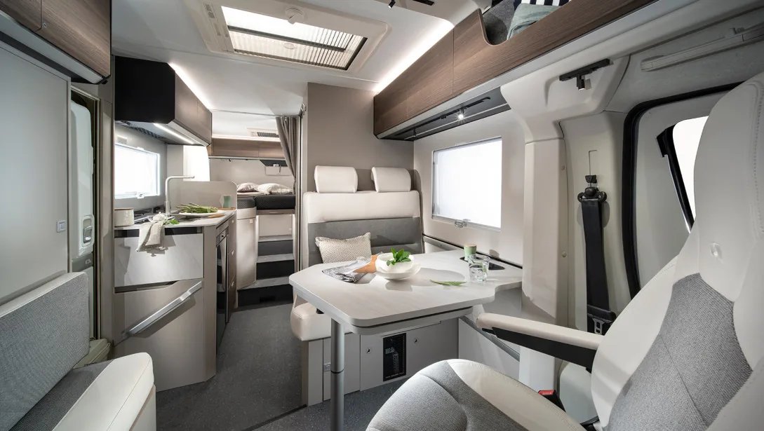Adria Compact Supreme SL - modernisiertes Innendesign mit dunkler Holzoptik