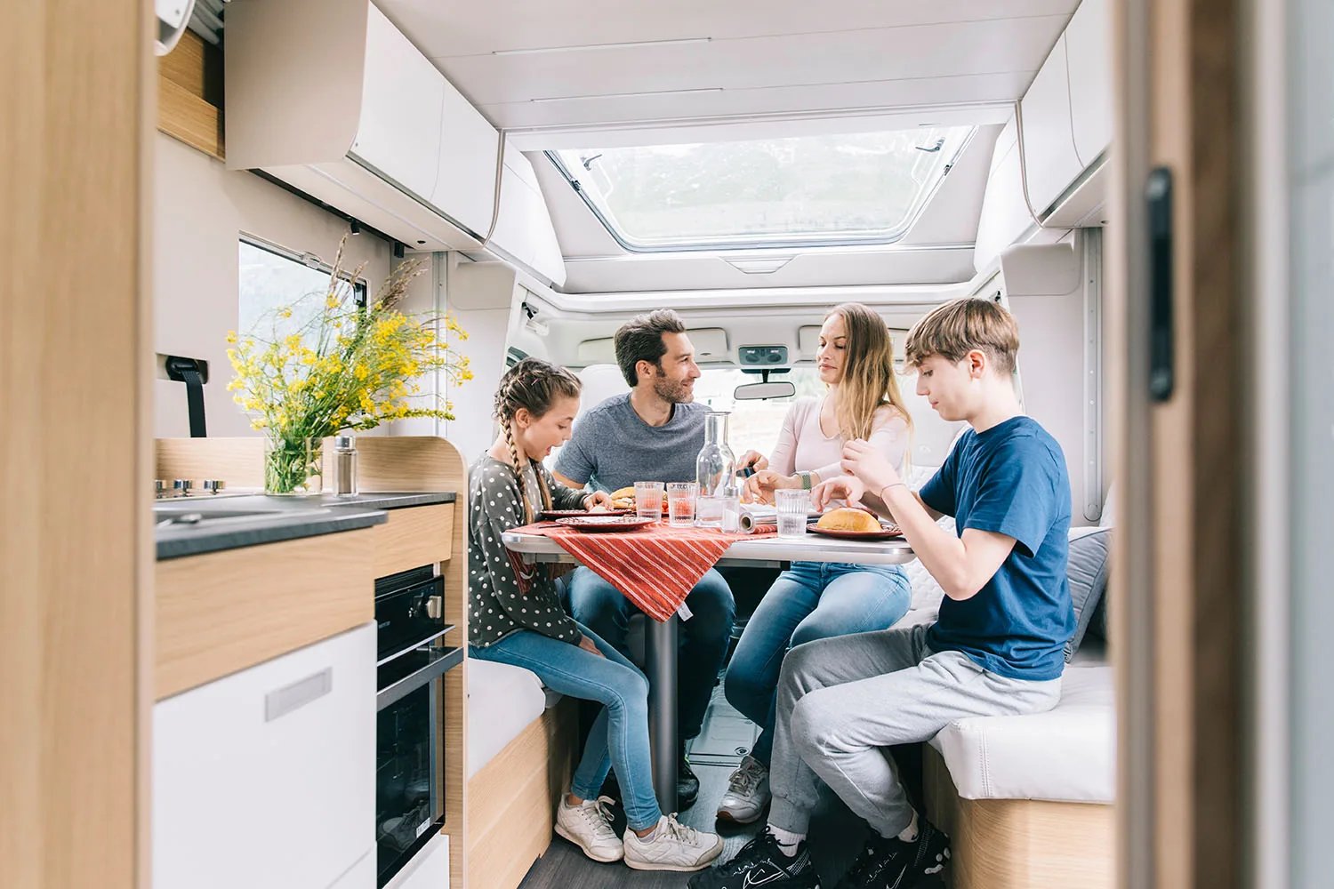 Adria Matrix 2026 - offener Wohnraum im Loft-Stil mit Dinette unter dem großen Panoramadachfenster