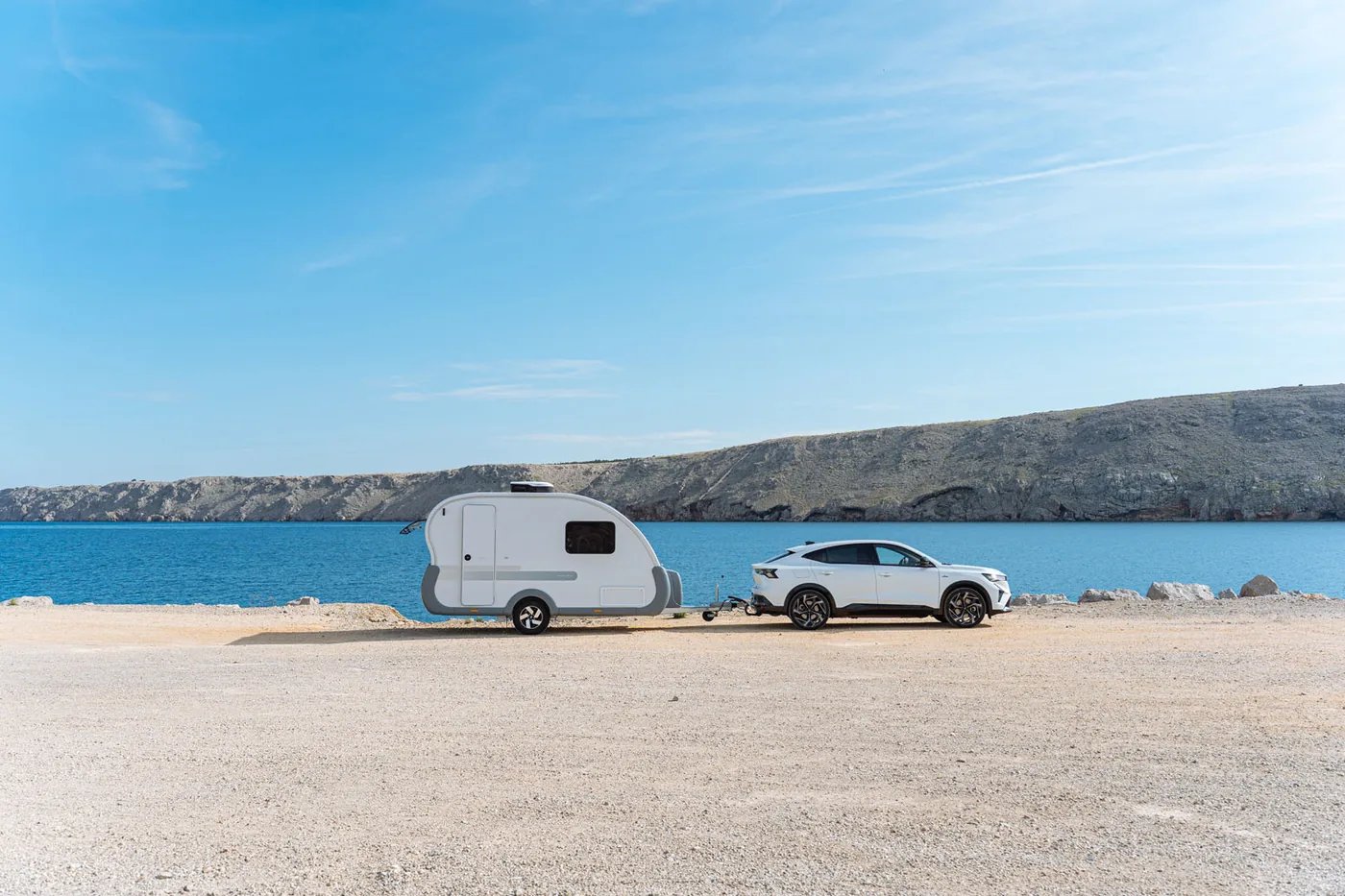 Adria Action - kompakter Design-Caravan in der Natur
