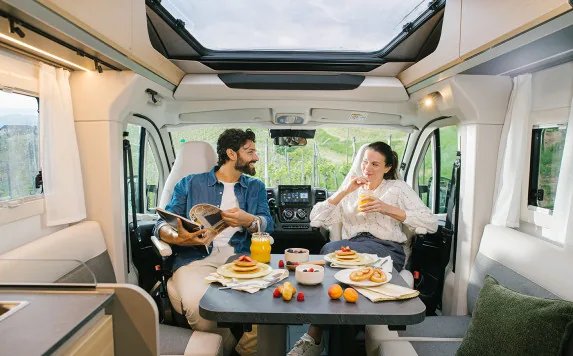 Adria Compact 2027 - Paar beim Frühstück an der Dinette