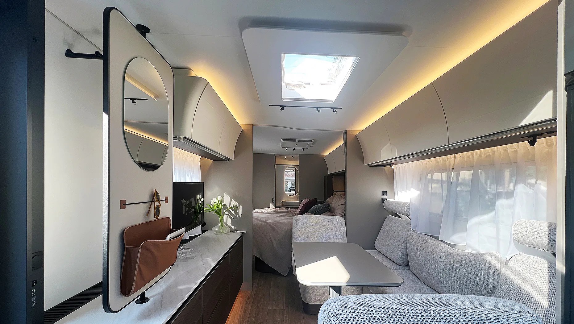 Wohnraum im Adria Alpina 2027 mit ADRIA MACH 2.0 Smart-Control