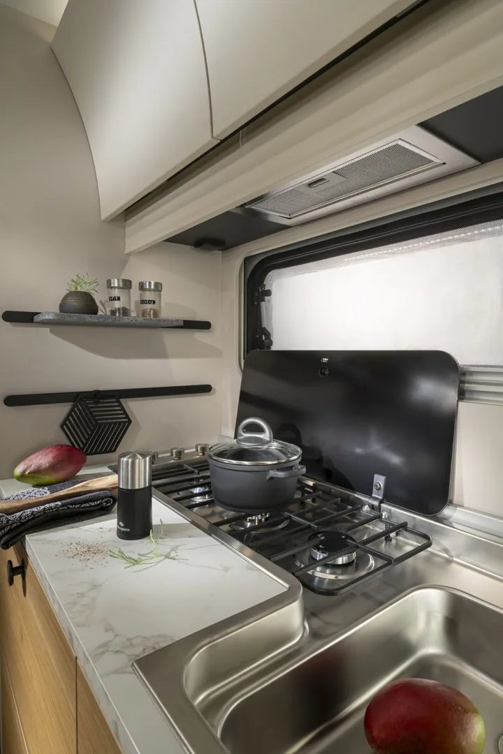 Gas-Kochfeld mit Glasabdeckung und Marmor-Optik-Arbeitsplatte im Adria Adora