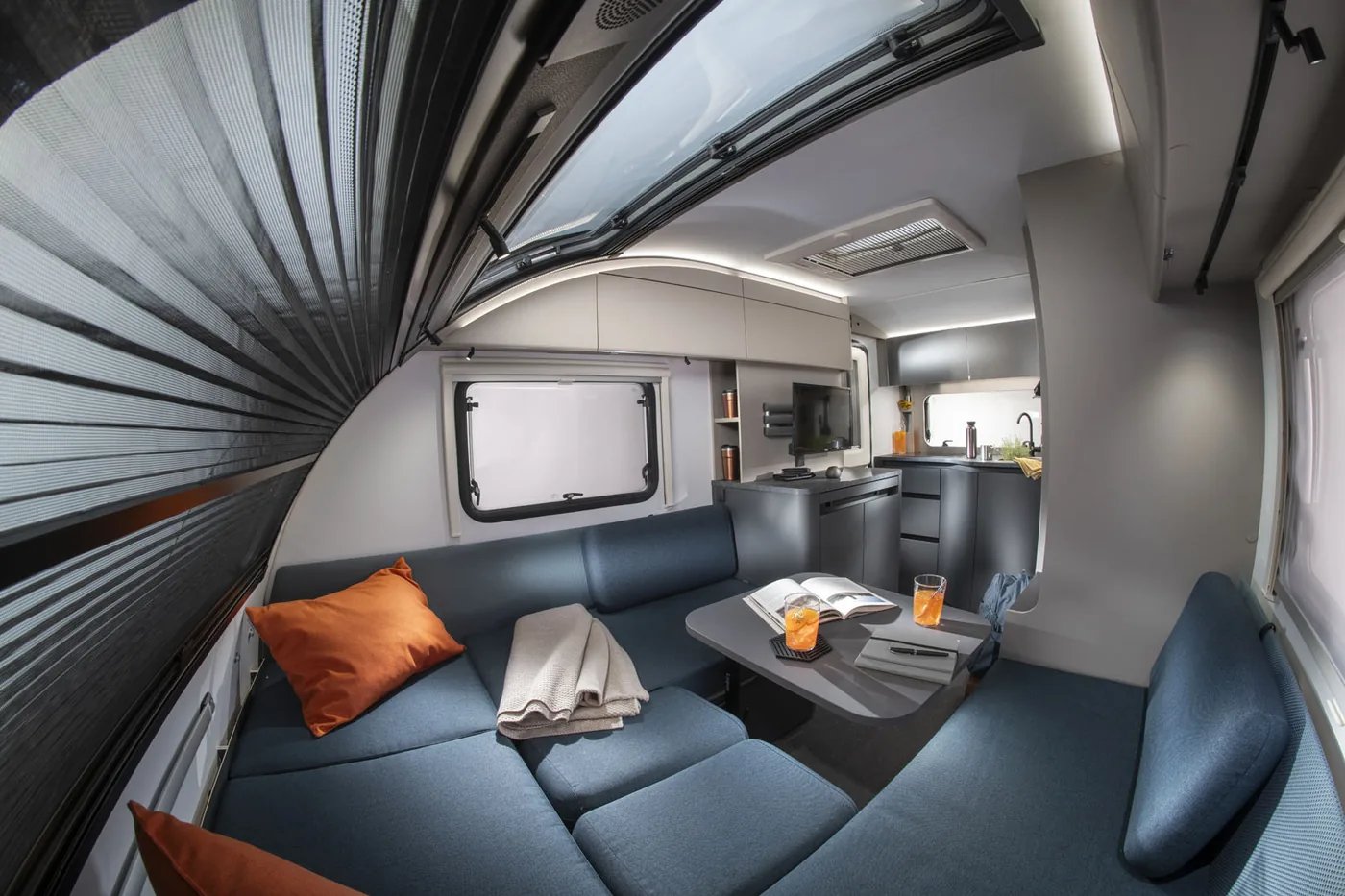 Adria Action Sports - cooles Interieur mit gedeckten Farben und Panoramafenster