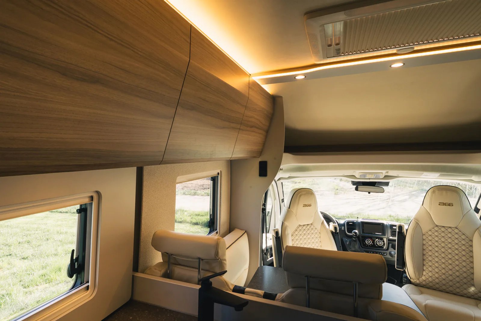 Blick nach vorn im Bürstner B66 Wohnmobil unter dem Dachschrank mit indirekter LED-Lichtleiste, Deckenspots und Dachhaube
