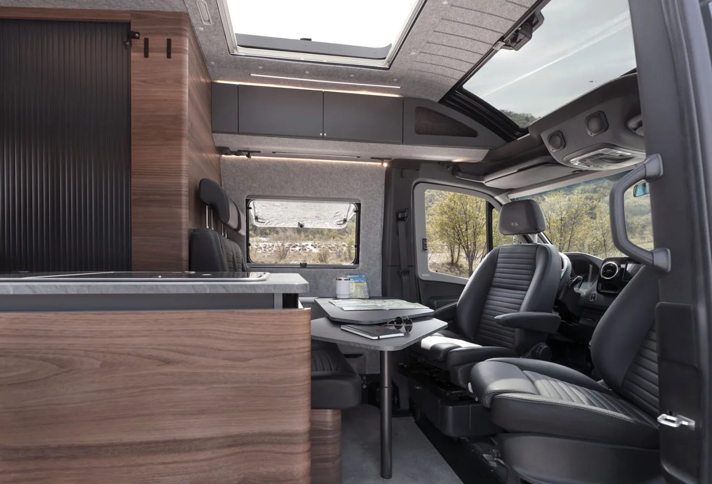 Adria Supertwin 2026 - Wohnbereich mit Dinette und Panoramadach, Blick Richtung Fahrerhaus