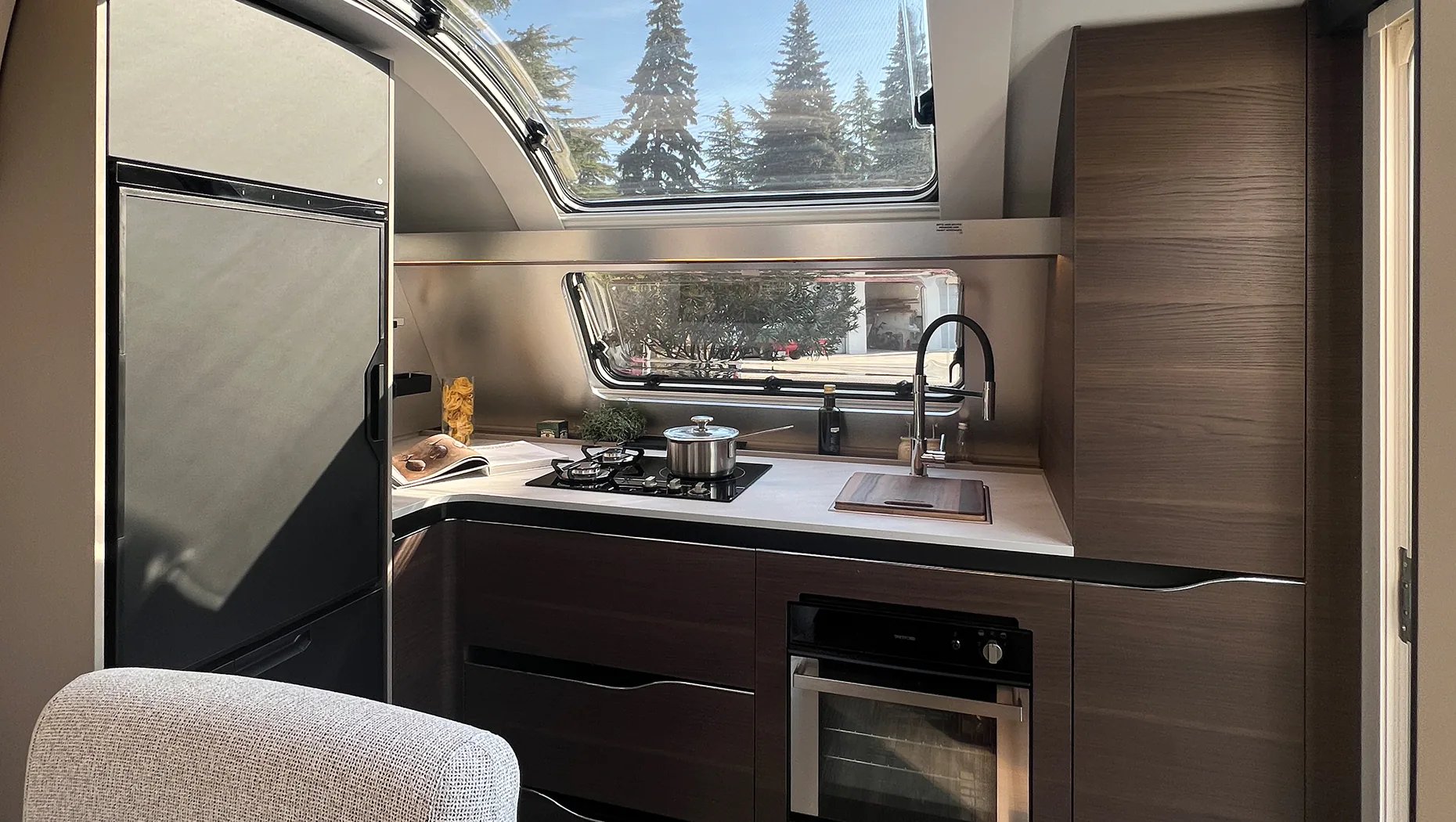 Master-Chef-Küche im Adria Alpina 2027 mit Gas- und Induktionskochfeld