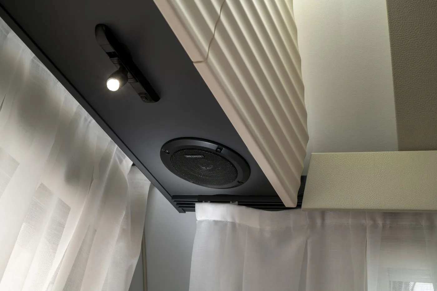 Deckenlautsprecher und Leselicht im Adria Adora als Teil des Bluetooth-Soundsystems