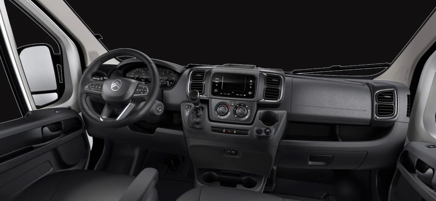 Citroen Jumper Cockpit als Basisfahrzeug des Adria Matrix, mit Citroen-Lenkrad und zentralem Touchscreen