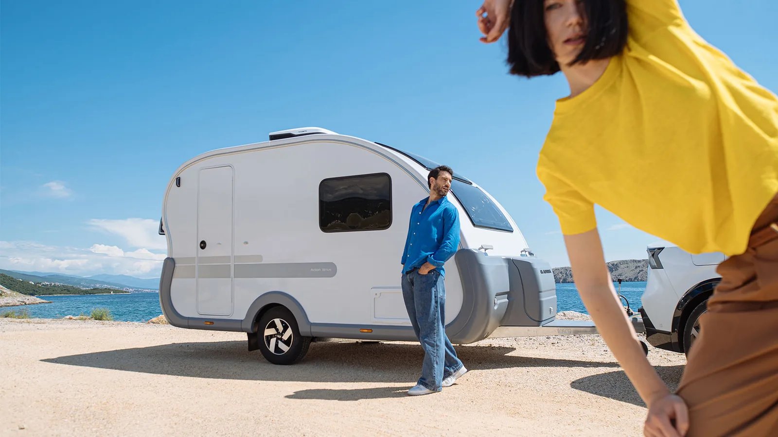 Adria Action 391 LH - ikonische Form mit glatten Linien und aerodynamischem Profil am Meer