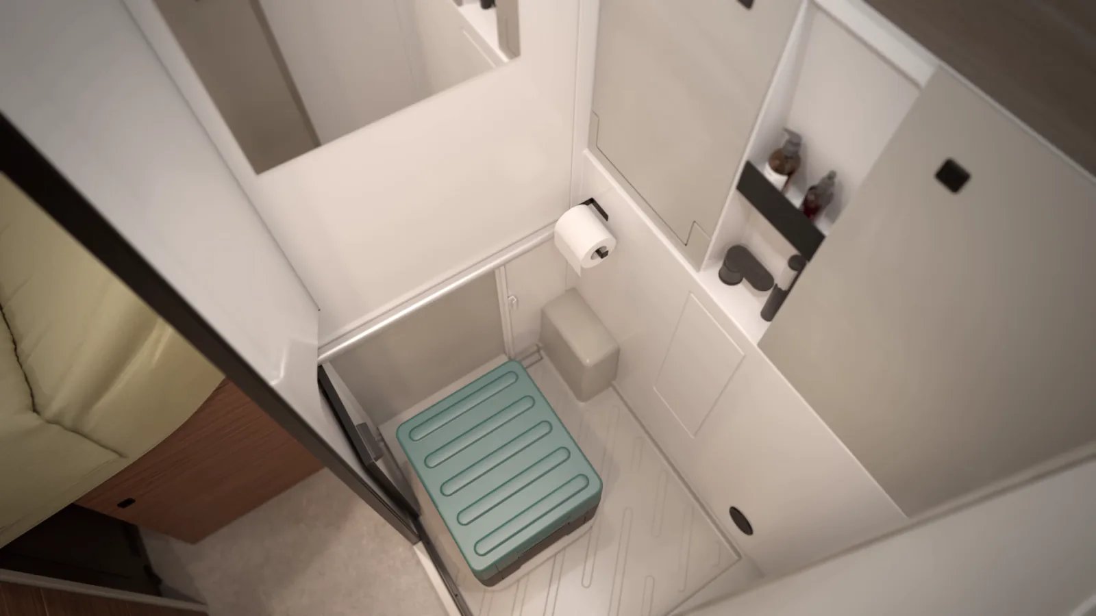 Bad im Bürstner Habiton von oben: Toilette im Waschraum, darüber der Papierhalter, rechts eine Ablage mit Pflegeprodukten