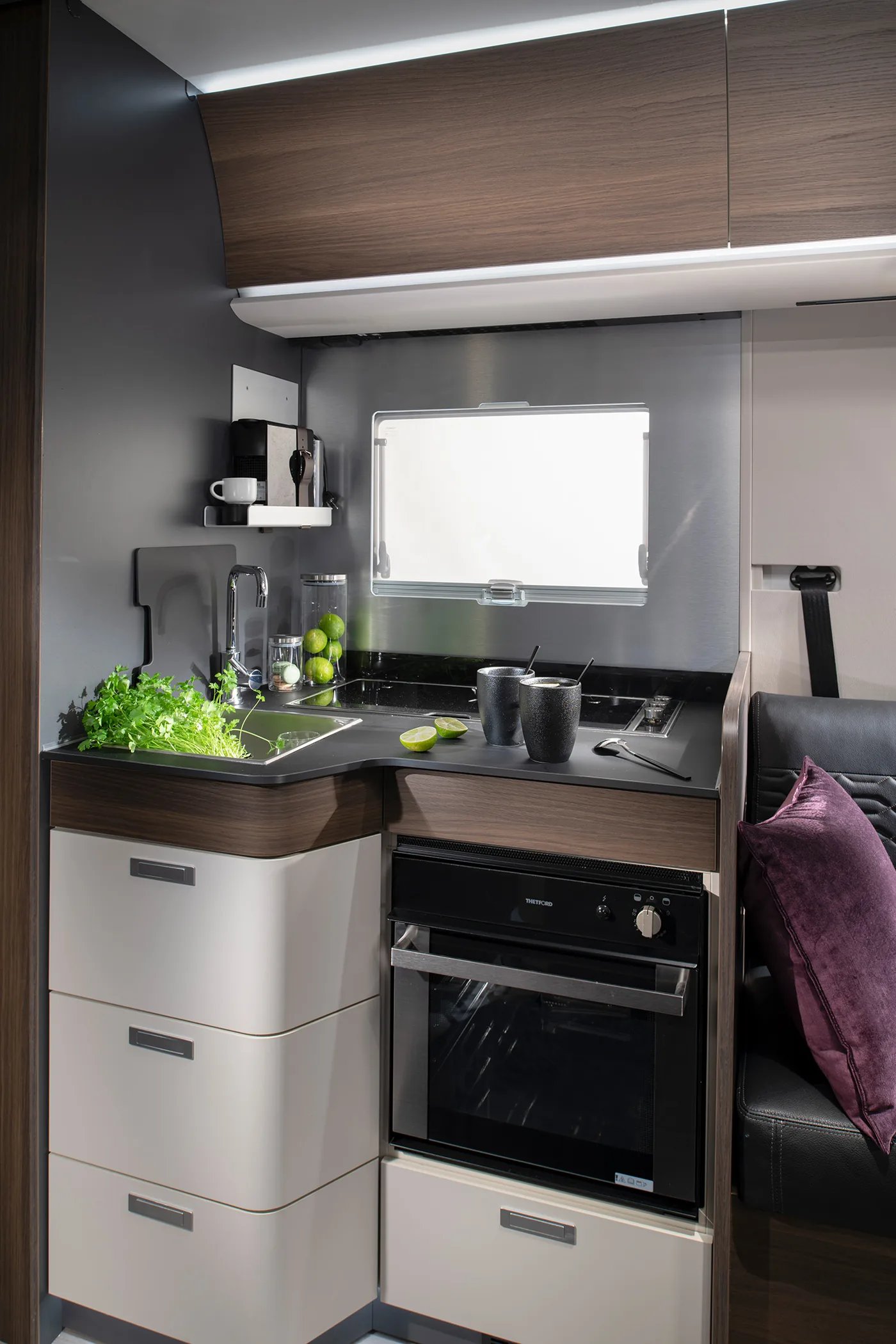 Adria Sonic 2026 - S-Küche mit Arbeitsplatte, Herd und eingebautem Backofen