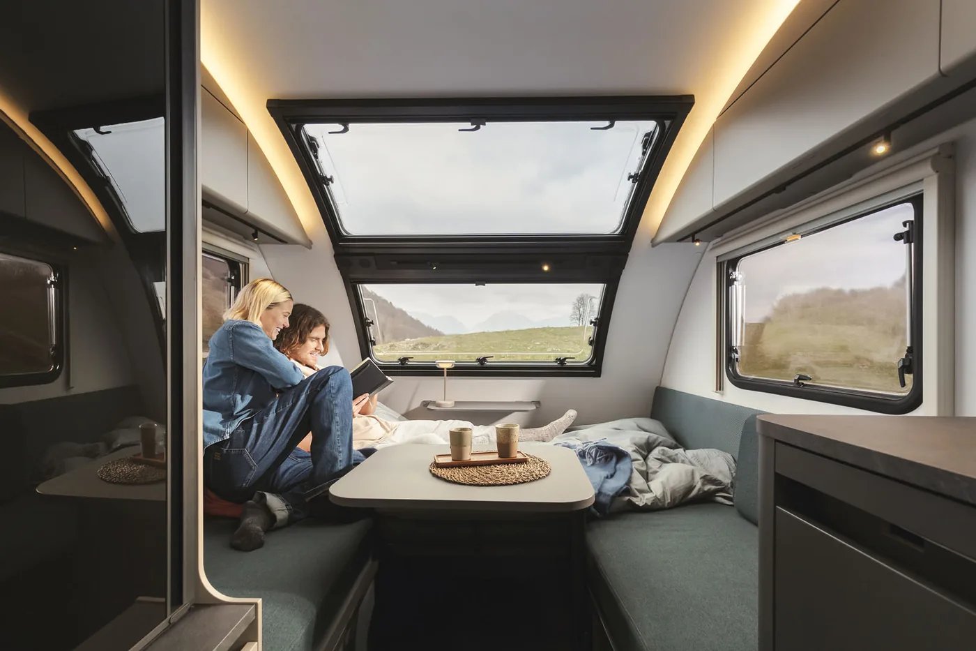 Adria Action Sports - Wohnbereich mit Panoramafenster, unterwegs in den Bergen