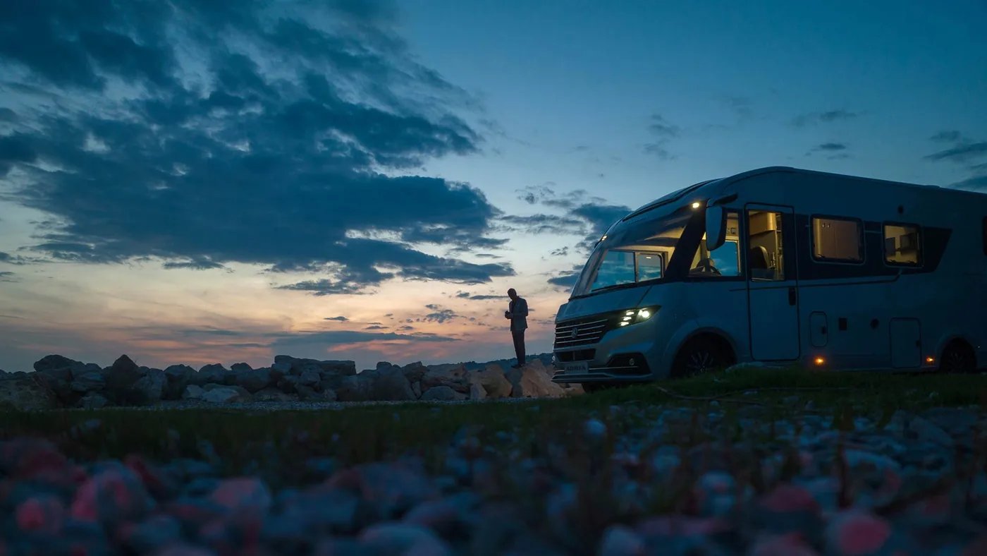 Adria Supersonic 2026 - Wohnmobil am Meer in der Abenddämmerung