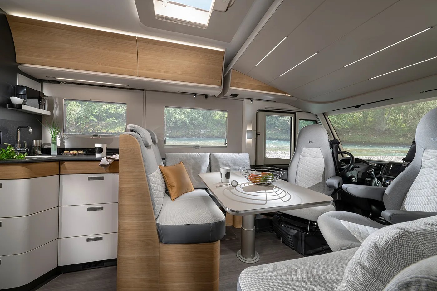 Adria Sonic 2026 - Wohnraum im Interieurdesign Naturale mit hellem Holzdekor und skandinavischer Anmutung