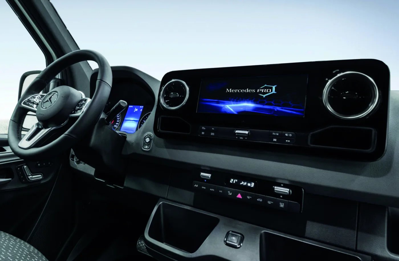 Mercedes-Benz Sprinter Cockpit als Basisfahrzeug des Adria Coral Supreme MB, mit Mercedes-PRO-Infotainment und Digitaltacho