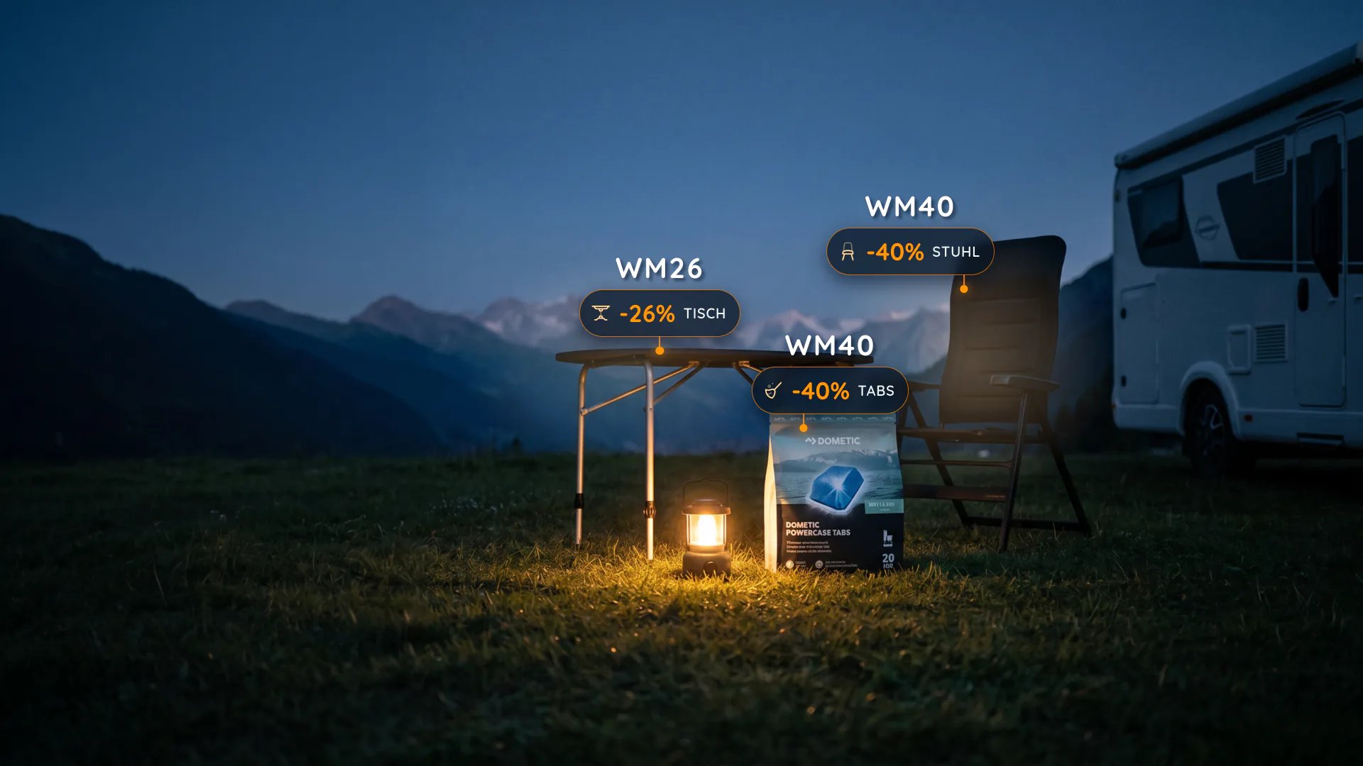 Camping-Szene zur blauen Stunde mit Tisch, Laterne und Dometic-Produkten vor Bergpanorama