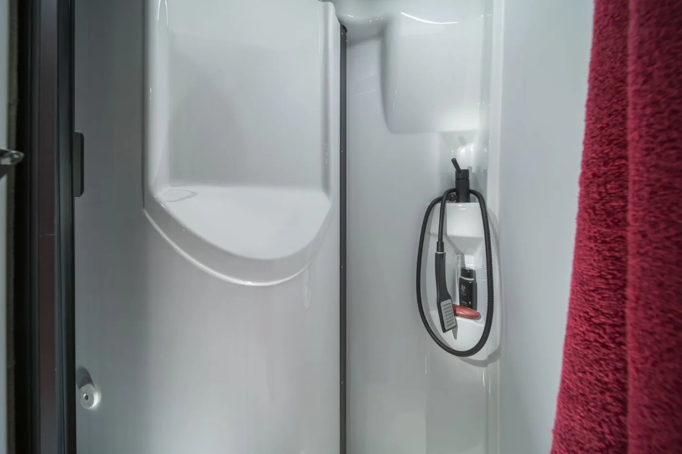 Adria Twin Supreme 2027 - Badezimmer mit schwenkbarer Wandlösung, Duscharmatur und schwarzen Akzenten