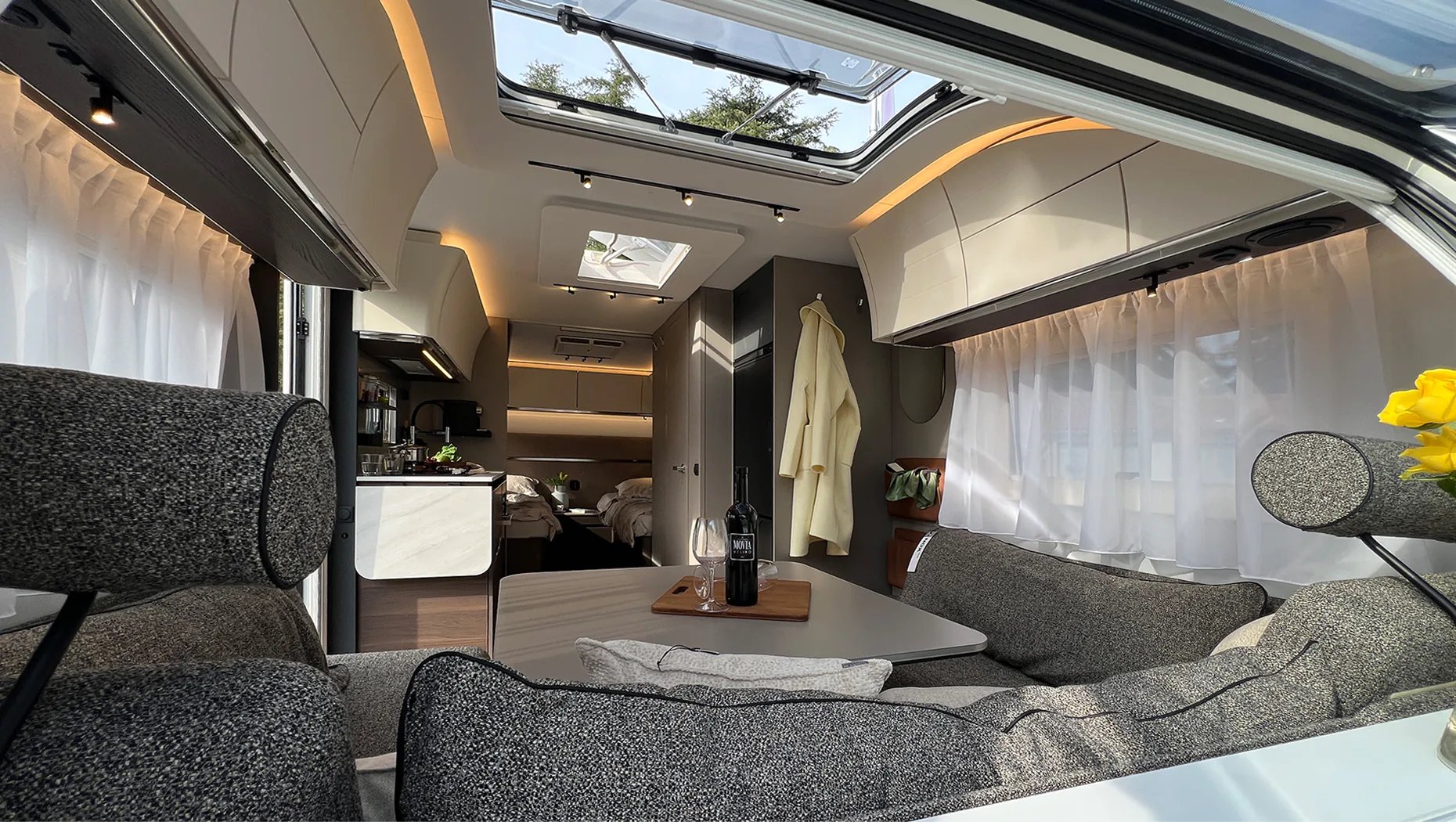 Großes Panorama-Frontfenster im Schlafbereich des Adria Alpina 2027