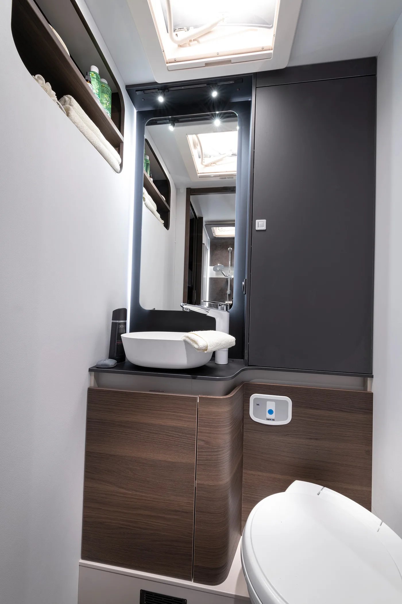 Adria Sonic 2026 - Badezimmer mit Waschtischunterschrank, Waschbecken und beleuchtetem Spiegel