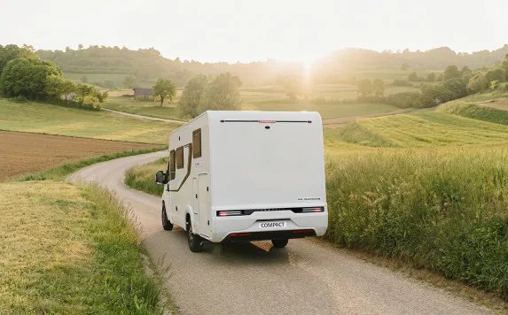 Adria Compact 2027 - kompaktes Wohnmobil unterwegs auf einer Landstraße