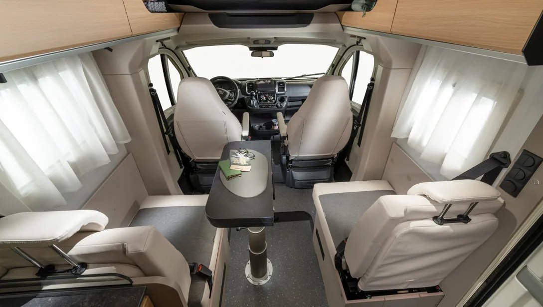 Adria Compact 2027 - Face-to-Face Dinette mit nach vorne gerichteten Sitzen